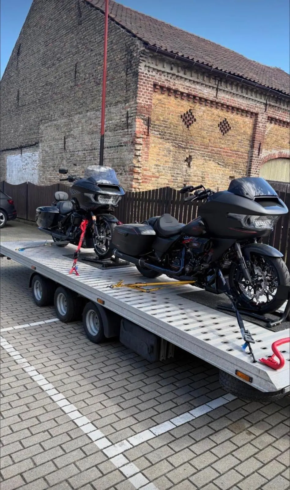 Zwei gesicherte Tourenmotorräder auf einem Fahrzeuganhänger